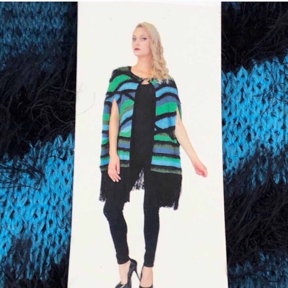 Vertigo Cozy Shawl Cape Poncho Shrug Sweater Fringe NEW Size Small Medium - Picture 6 of 10